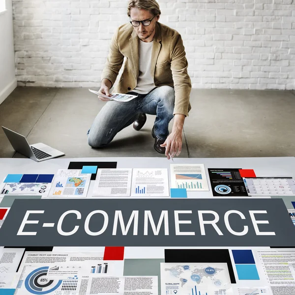 Unternehmer, der mit dem E-Commerce arbeitet — Stockfoto
