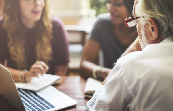 Equipo de negocios con laptop — Foto de Stock