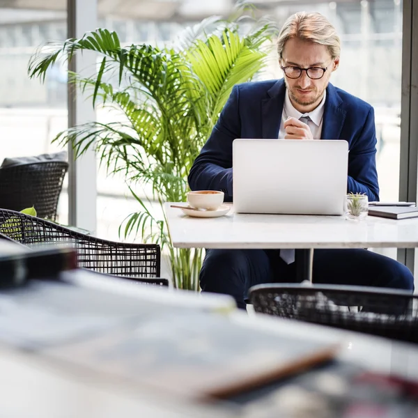 Bel homme d'affaires dans le café — Photo