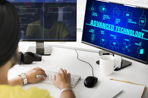 Homem de negócios trabalhando no computador com tecnologia avançada — Fotografia de Stock