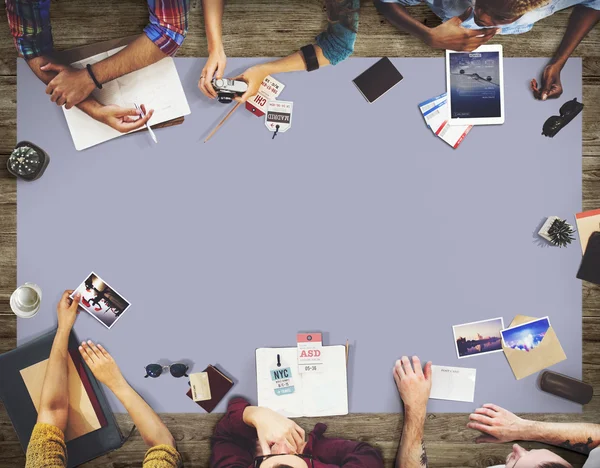 Groep van mensen die zitten aan tafel — Stockfoto