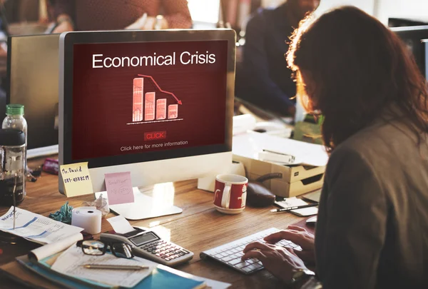 Mujer de negocios mirando en monitor — Foto de Stock