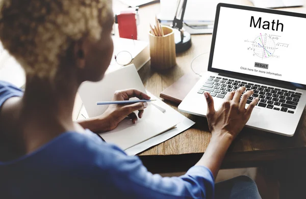 Vrouw werkt op laptop — Stockfoto