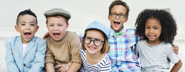 Kinder lachen und haben Spaß — Stockfoto