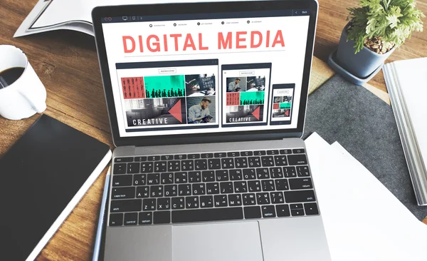 Laptop na mesa de madeira — Fotografia de Stock