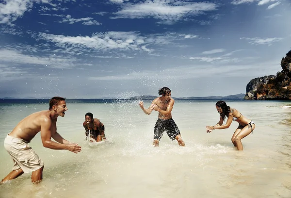 Amigos desfrutando na praia — Fotografia de Stock