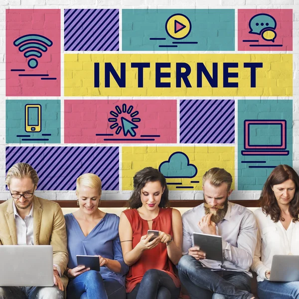 Folk sitter med enheter och internet — Stockfoto