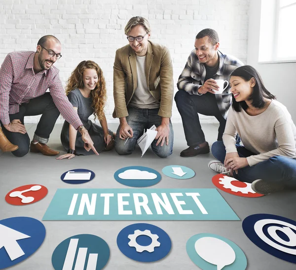 Ontwerpers werken met poster en internet — Stockfoto