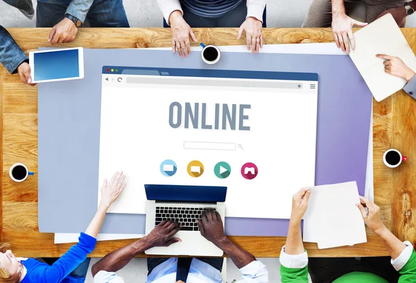 Business People Indicazioni su Online — Foto Stock