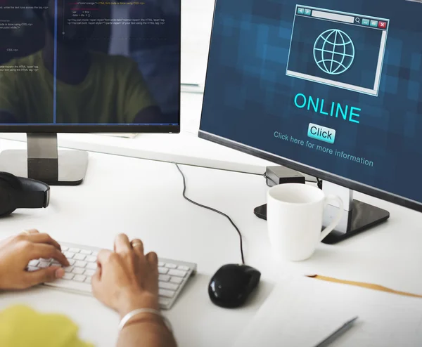 Werken op de computer met online zakenman — Stockfoto