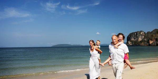 Family with children at beach — Stock Photo, Image