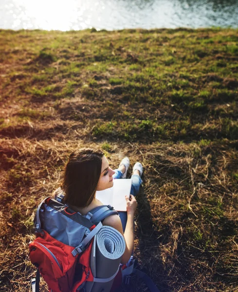 Mulher feliz viajando com mochila — Fotografia de Stock