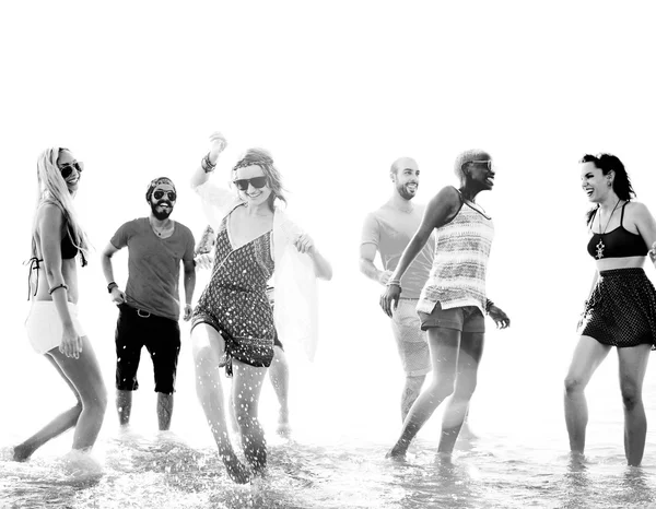 Amigos se divertir na praia — Fotografia de Stock