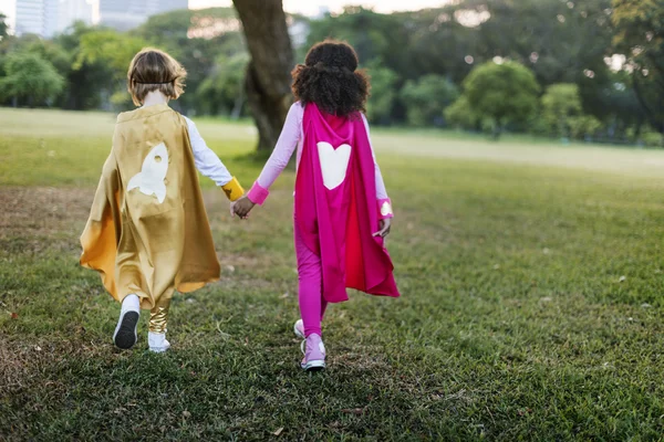 Superhero Crianças brincando ao ar livre — Fotografia de Stock