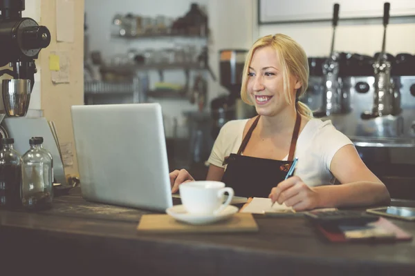 Жінка, що працює з комп'ютером у кафе — стокове фото