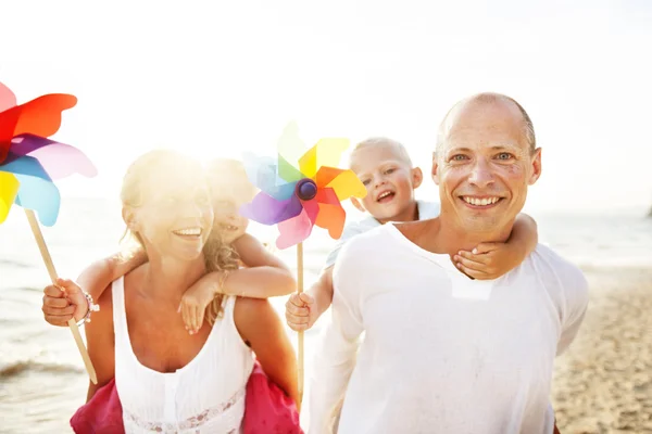 Familie mit Kindern am Strand — Stockfoto