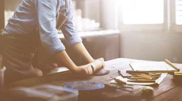 Artist working in studio — Stock Photo, Image