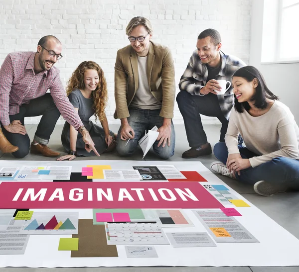 Diseñadores trabajando con póster e imaginación —  Fotos de Stock