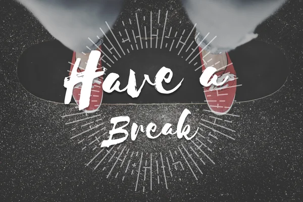 kadının ayak kaykay üzerinde