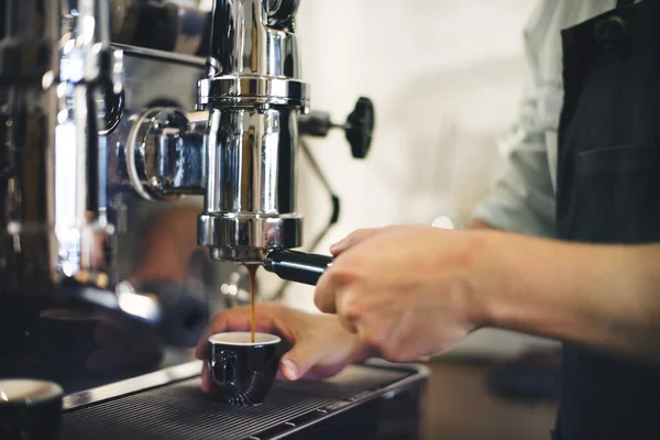 Barista em Café fazendo café — Fotografia de Stock