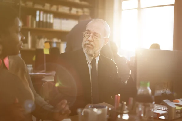 Colegas de negócios discutindo — Fotografia de Stock