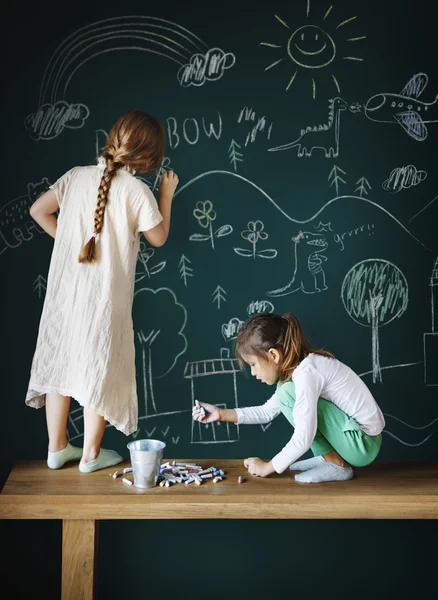 Mädchen zeichnen auf Tafel — Stockfoto