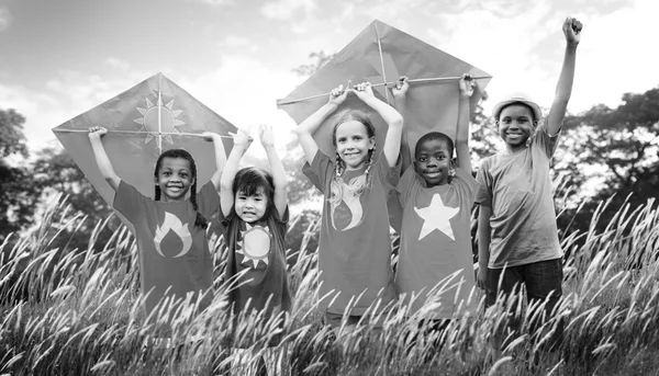 Enfants jouant avec des cerfs-volants — Photo