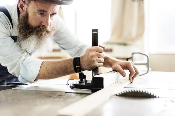 Artesão que trabalha na oficina — Fotografia de Stock