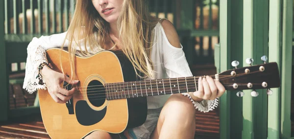 Portret van vrouw met gitaar — Stockfoto