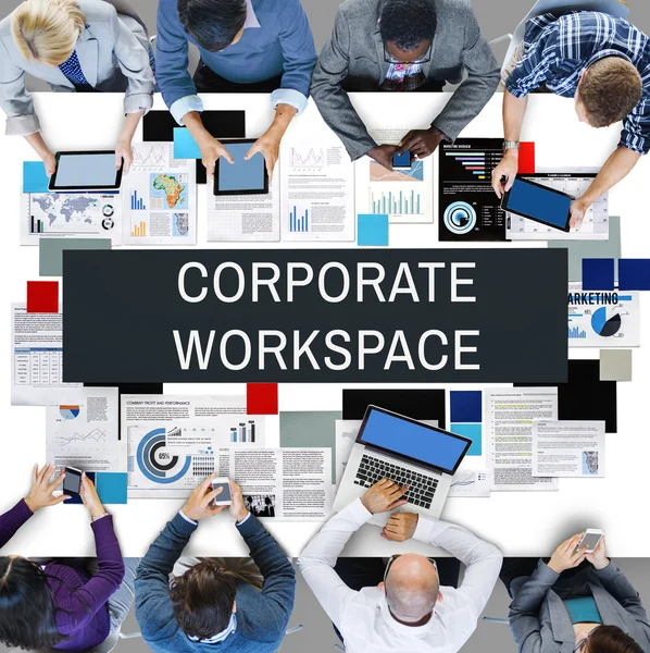 Obchodní tým pracující v kanceláři — Stock fotografie