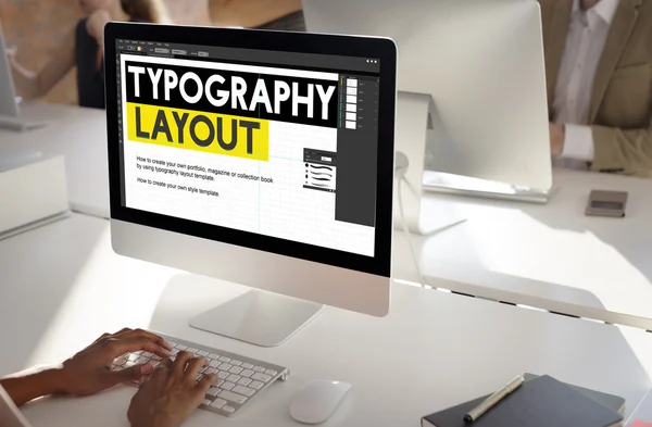 Computer mit Typografie-Layout auf Monitor — Stockfoto