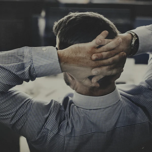 Affärsman med korsade händer på nacken — Stockfoto