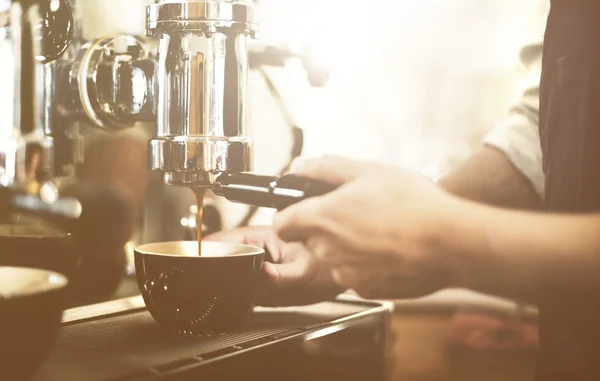 Barista în Cafeneaua care face cafea — Fotografie, imagine de stoc