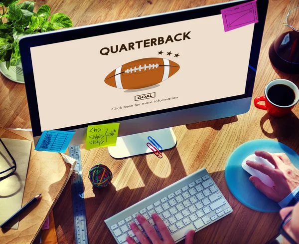 コンピューターの画面と Quaterback アメリカ フットボールのコンセプト — ストック写真