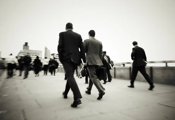 Zakenmensen wandelen in de stad — Stockfoto