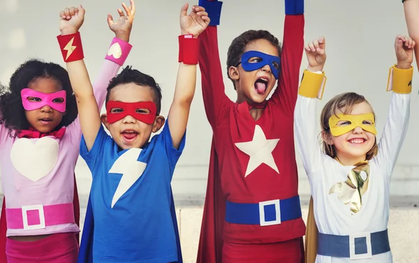 Enfants en costumes de super-héros — Photo