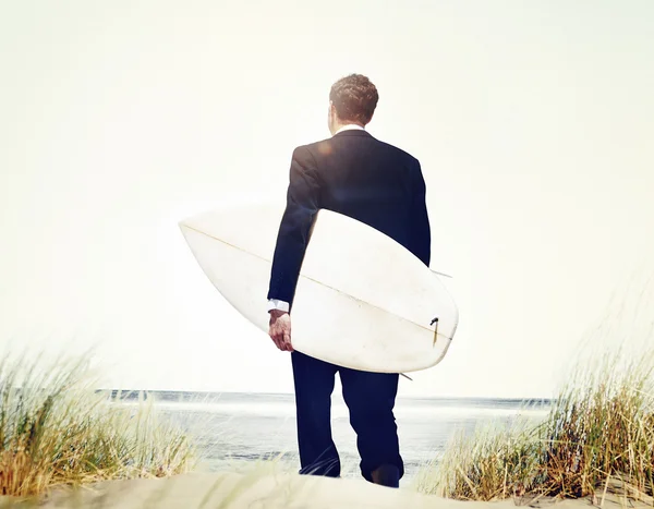 서핑 보드와 실업가 — 스톡 사진
