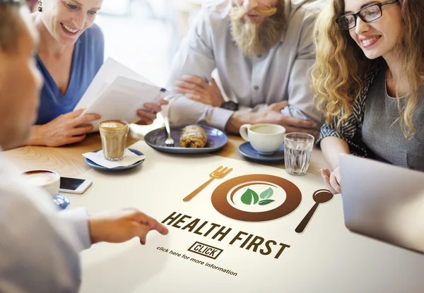 Menschen diskutieren zuerst über Gesundheit — Stockfoto