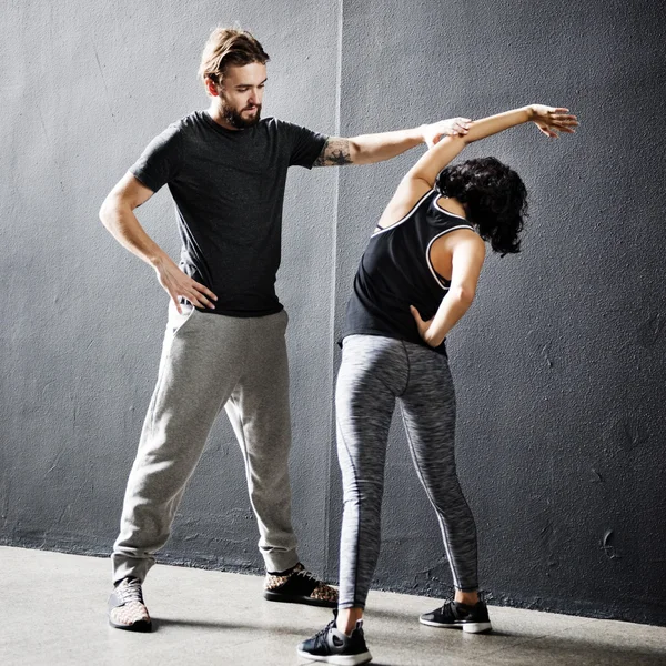 Sportif çift germe egzersizleri yapıyor 