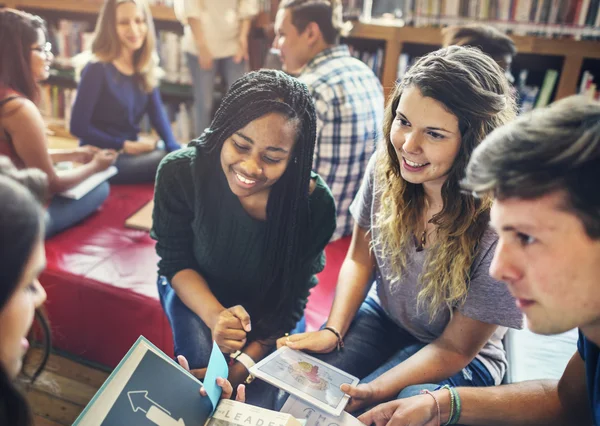 Studenti che studiano al college — Foto Stock