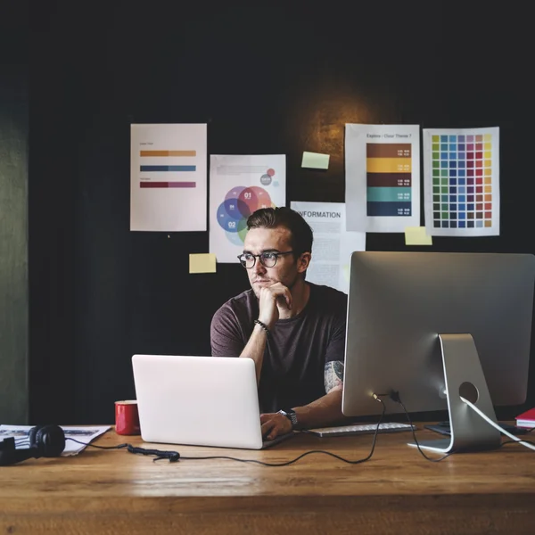 Fotograf arbetar med laptop i studio — Stockfoto