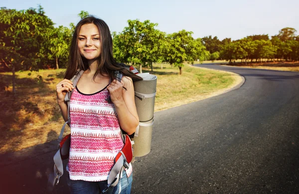 Donna che viaggia con lo zaino — Foto Stock