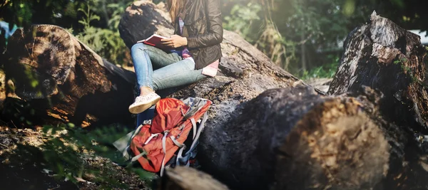 Joven excursionista Lectura de la naturaleza —  Fotos de Stock