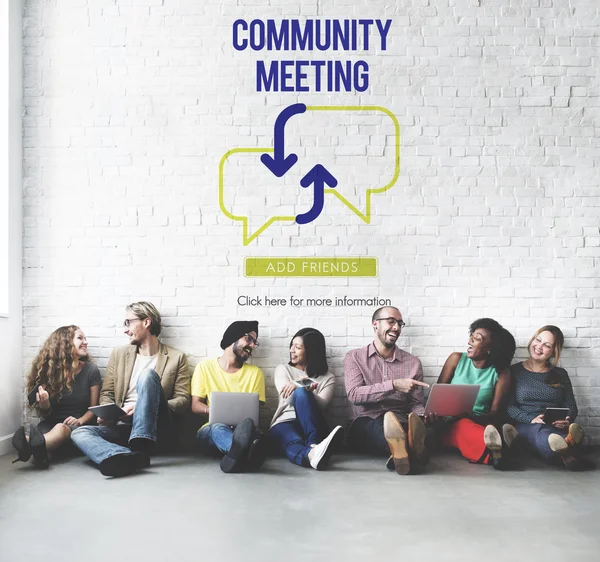 Diversità amici vicino al muro con Community Meeting — Foto Stock