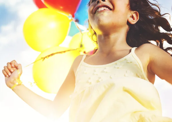 Chica jugando con globos de colores —  Fotos de Stock