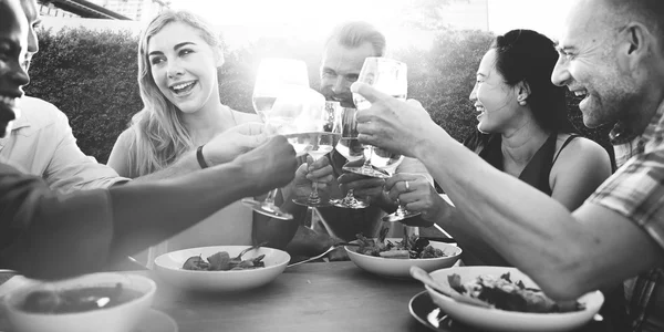 Gelukkige mensen in restaurant — Stockfoto