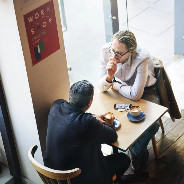 Pessoas de negócios conversando no Café — Fotografia de Stock