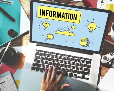 bilgisayar ile çalışan kadın