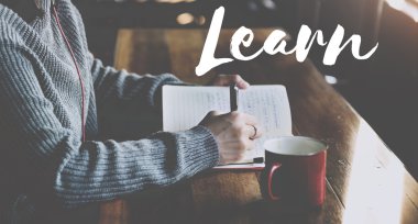 Günlüğe notlar yazan kadın