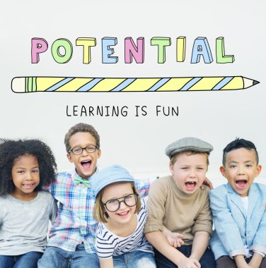 Çocuklar gülüyor ve eğlenin